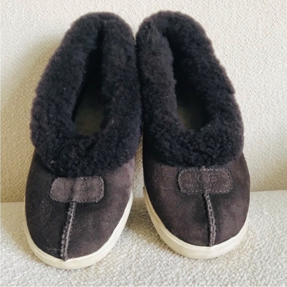 UGG slippers Water-resistant.